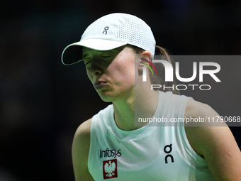 MALAGA, SPAIN - NOVEMBER 18: Iga Swiatek of Team Poland in her singles match against Jasmine Paolini of Team Italy in the Semi-Final tie bet...