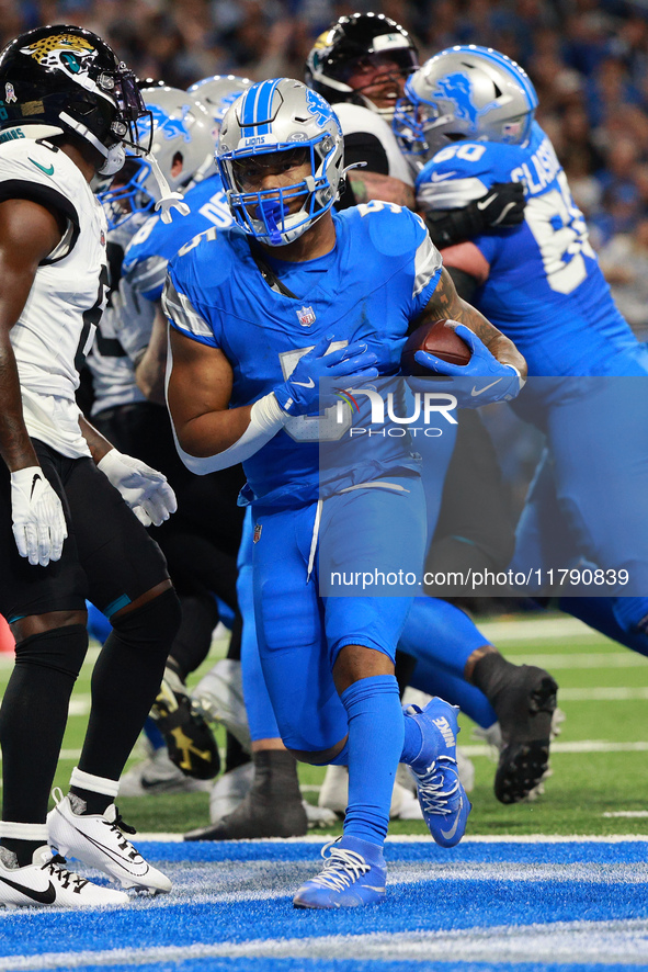 DETROIT,MICHIGAN-November 17: Detroit Lions running back David Montgomery (5) scores a touchdown during the first half of an NFL football ga...