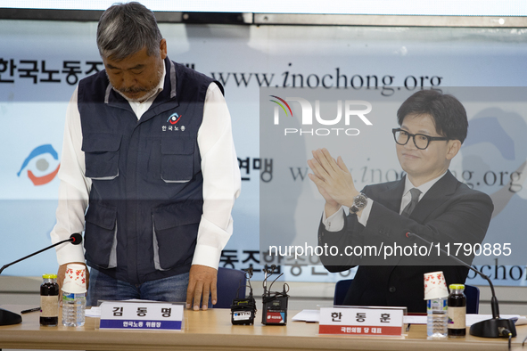 Han Dong-hoon, leader of the People Power Party, and Kim Dong-myung, chairman of the Korean Federation of Trade Unions, hold a meeting at th...