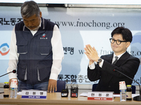 Han Dong-hoon, leader of the People Power Party, and Kim Dong-myung, chairman of the Korean Federation of Trade Unions, hold a meeting at th...