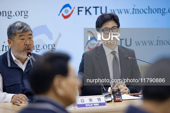 Han Dong-hoon, leader of the People Power Party, and Kim Dong-myung, chairman of the Korean Federation of Trade Unions, hold a meeting at th...