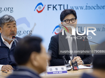 Han Dong-hoon, leader of the People Power Party, and Kim Dong-myung, chairman of the Korean Federation of Trade Unions, hold a meeting at th...