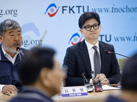 Han Dong-hoon, leader of the People Power Party, and Kim Dong-myung, chairman of the Korean Federation of Trade Unions, hold a meeting at th...