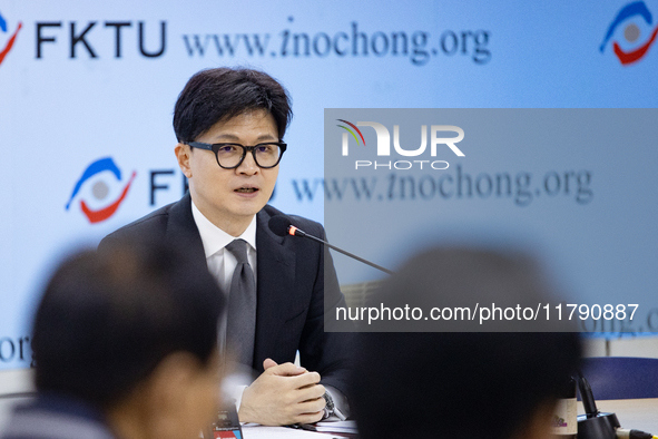 Han Dong-hoon (right), leader of the People Power Party, holds a meeting at the union's headquarters in Yeouido, attended by People Power Pa...