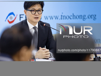 Han Dong-hoon (right), leader of the People Power Party, holds a meeting at the union's headquarters in Yeouido, attended by People Power Pa...