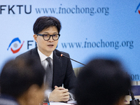 Han Dong-hoon (right), leader of the People Power Party, holds a meeting at the union's headquarters in Yeouido, attended by People Power Pa...