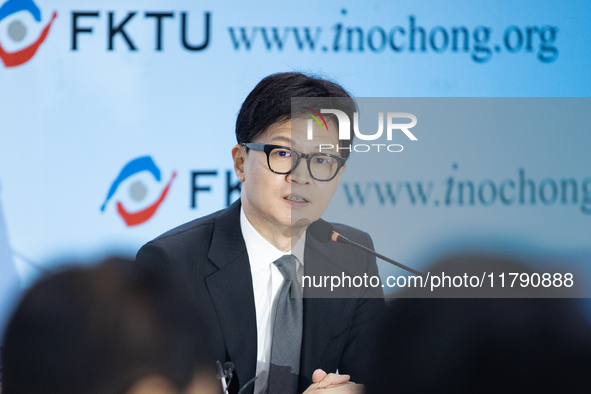 Han Dong-hoon (right), leader of the People Power Party, holds a meeting at the union's headquarters in Yeouido, attended by People Power Pa...