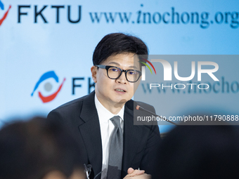 Han Dong-hoon (right), leader of the People Power Party, holds a meeting at the union's headquarters in Yeouido, attended by People Power Pa...