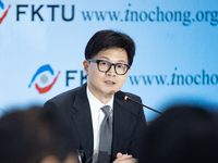 Han Dong-hoon (right), leader of the People Power Party, holds a meeting at the union's headquarters in Yeouido, attended by People Power Pa...