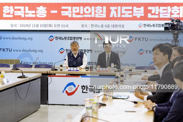 Han Dong-hoon, leader of the People Power Party, and Kim Dong-myung, chairman of the Korean Federation of Trade Unions, hold a meeting at th...