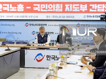 Han Dong-hoon, leader of the People Power Party, and Kim Dong-myung, chairman of the Korean Federation of Trade Unions, hold a meeting at th...