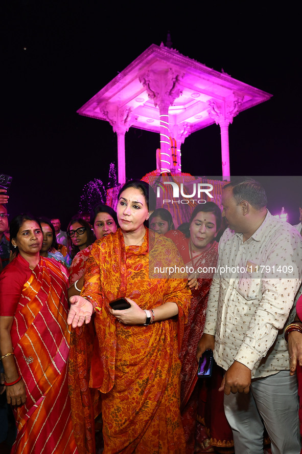 Rajasthan Deputy Chief Minister Diya Kumari with JMC Greater Mayor Somya Gurjar during the 'Deepdan' celebration on the occasion of the foun...