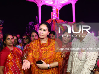 Rajasthan Deputy Chief Minister Diya Kumari with JMC Greater Mayor Somya Gurjar during the 'Deepdan' celebration on the occasion of the foun...