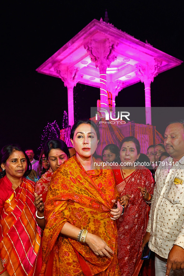 Rajasthan Deputy Chief Minister Diya Kumari with JMC Greater Mayor Somya Gurjar during the 'Deepdan' celebration on the occasion of the foun...