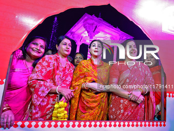 Rajasthan Deputy Chief Minister Diya Kumari with JMC Greater Mayor Somya Gurjar during the 'Deepdan' celebration on the occasion of the foun...