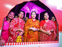 Rajasthan Deputy Chief Minister Diya Kumari with JMC Greater Mayor Somya Gurjar during the 'Deepdan' celebration on the occasion of the foun...