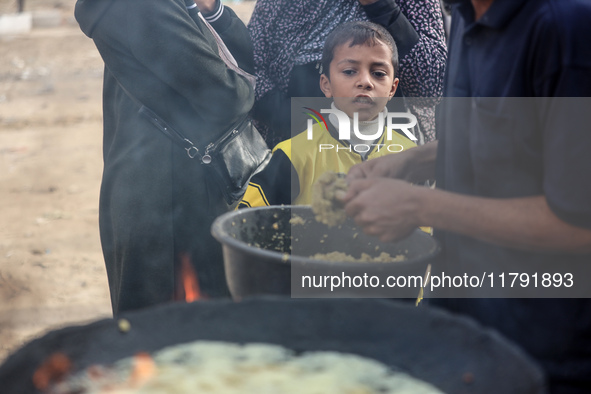 Palestinians wait for their falafel orders at a makeshift takeaway spot in Khan Yunis, Gaza Strip, on November 19, 2024, amid the ongoing wa...