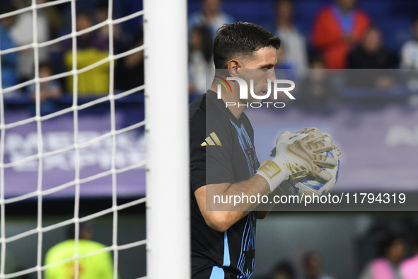 Emiliano Martinez of Argentina warms up before the match between Argentina and Peru at Alberto J. Armando - La Bombonera Stadium, on Novembe...