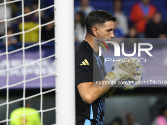 Emiliano Martinez of Argentina warms up before the match between Argentina and Peru at Alberto J. Armando - La Bombonera Stadium, on Novembe...