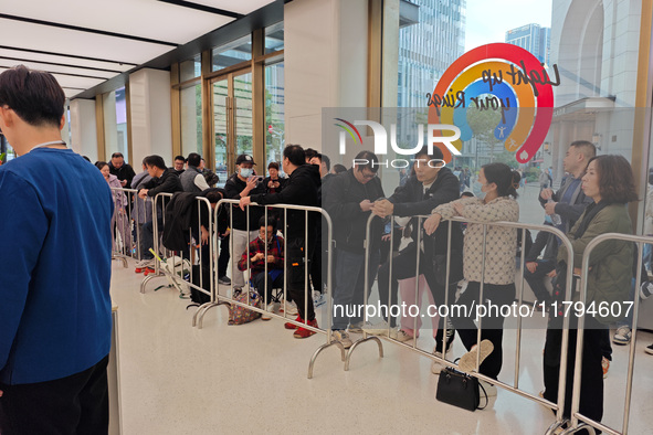 Customers who order Mate X6 foldable screen phones line up in batches at Huawei's global flagship store in Shanghai, China, on November 20,...