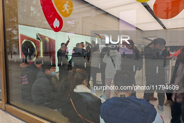 Customers who order Mate X6 foldable screen phones line up in batches at Huawei's global flagship store in Shanghai, China, on November 20,...