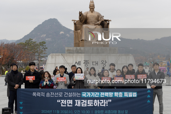 Citizens protest in front of the King Sejong statue at Gwanghwamun Square in Seoul, South Korea, on November 20, 2024, calling for a full re...