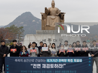 Citizens protest in front of the King Sejong statue at Gwanghwamun Square in Seoul, South Korea, on November 20, 2024, calling for a full re...