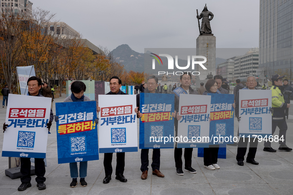 From the second left, Democratic Party lawmakers Baek Hye-ryun, Park Hong-geun, and Chung Sung-ho, along with party officials, hold a placar...