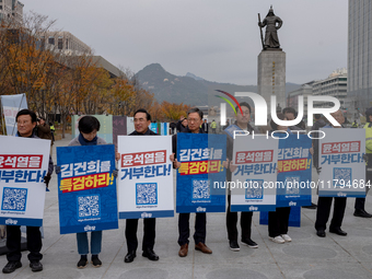 From the second left, Democratic Party lawmakers Baek Hye-ryun, Park Hong-geun, and Chung Sung-ho, along with party officials, hold a placar...