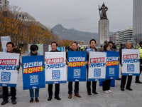 From the second left, Democratic Party lawmakers Baek Hye-ryun, Park Hong-geun, and Chung Sung-ho, along with party officials, hold a placar...