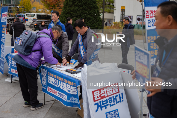 Democratic Party officials hold a 10 million signature campaign at Gwanghwamun Square in Seoul, South Korea, on November 20, condemning alle...