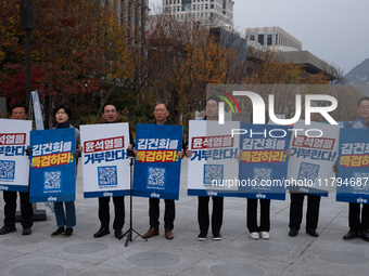 From the second left, Democratic Party lawmakers Baek Hye-ryun, Park Hong-geun, and Chung Sung-ho, along with party officials, hold a placar...