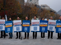 From the second left, Democratic Party lawmakers Baek Hye-ryun, Park Hong-geun, and Chung Sung-ho, along with party officials, hold a placar...