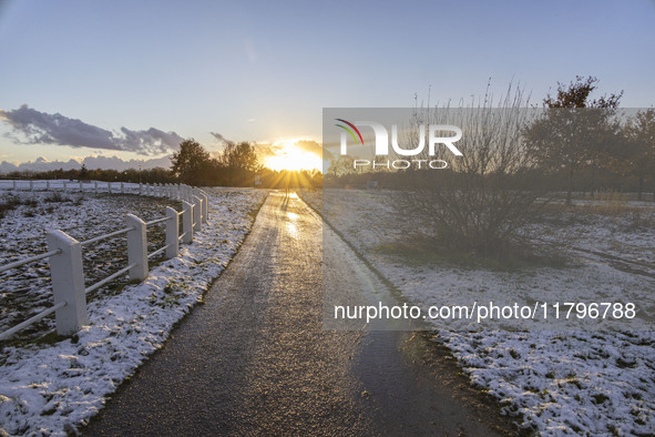 First winter weather of the season with snow hit the Netherlands as spotted before the sunset. Low temperatures with wet snow conditions occ...