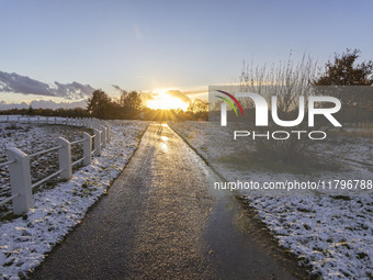 First winter weather of the season with snow hit the Netherlands as spotted before the sunset. Low temperatures with wet snow conditions occ...