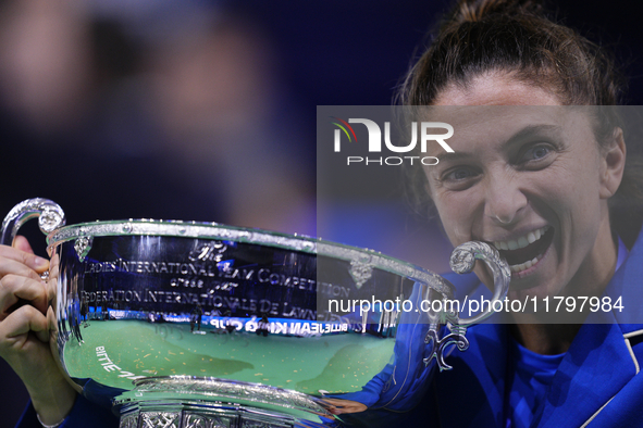 MALAGA, SPAIN - NOVEMBER 20: Sara Errani of Team Italy leaves the trophy after winning the Billie Jean King Cup Finals at Palacio de Deporte...