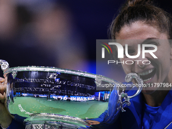 MALAGA, SPAIN - NOVEMBER 20: Sara Errani of Team Italy leaves the trophy after winning the Billie Jean King Cup Finals at Palacio de Deporte...