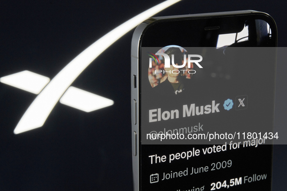 The photo shows Elon Musk’s personal X profile displayed on an iPhone, with the official X profile of SpaceX visible in the background 