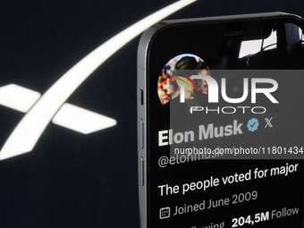 The photo shows Elon Musk’s personal X profile displayed on an iPhone, with the official X profile of SpaceX visible in the background (