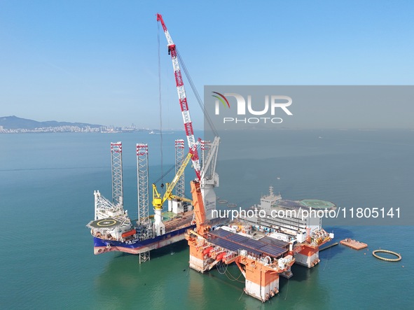 The offshore lifting platform "Boqiang 3060" lifts equipment for the offshore energy island project in the sea area of Yantai High-tech Zone...