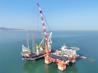 The offshore lifting platform "Boqiang 3060" lifts equipment for the offshore energy island project in the sea area of Yantai High-tech Zone...