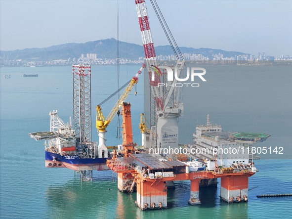 The offshore lifting platform "Boqiang 3060" lifts equipment for the offshore energy island project in the sea area of Yantai High-tech Zone...