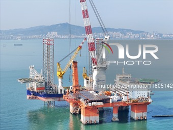 The offshore lifting platform "Boqiang 3060" lifts equipment for the offshore energy island project in the sea area of Yantai High-tech Zone...