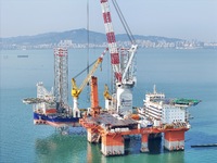 The offshore lifting platform "Boqiang 3060" lifts equipment for the offshore energy island project in the sea area of Yantai High-tech Zone...