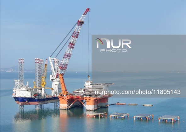 The offshore lifting platform "Boqiang 3060" lifts equipment for the offshore energy island project in the sea area of Yantai High-tech Zone...