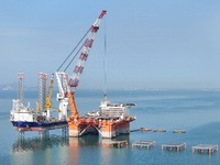 The offshore lifting platform "Boqiang 3060" lifts equipment for the offshore energy island project in the sea area of Yantai High-tech Zone...