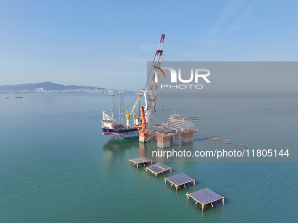 The offshore lifting platform "Boqiang 3060" lifts equipment for the offshore energy island project in the sea area of Yantai High-tech Zone...