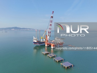 The offshore lifting platform "Boqiang 3060" lifts equipment for the offshore energy island project in the sea area of Yantai High-tech Zone...