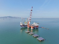 The offshore lifting platform "Boqiang 3060" lifts equipment for the offshore energy island project in the sea area of Yantai High-tech Zone...