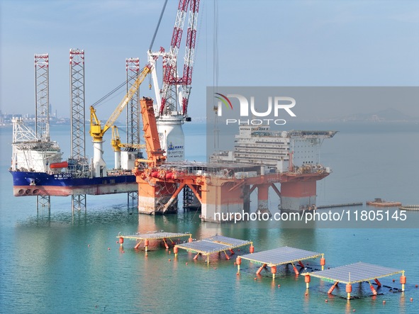 The offshore lifting platform "Boqiang 3060" lifts equipment for the offshore energy island project in the sea area of Yantai High-tech Zone...